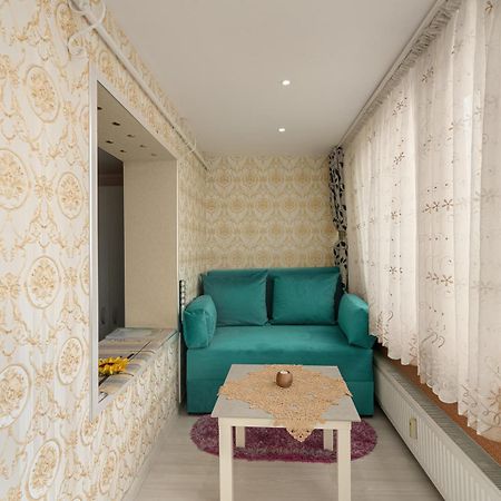 Stone Gate Apartment #1 Bukares Bagian luar foto