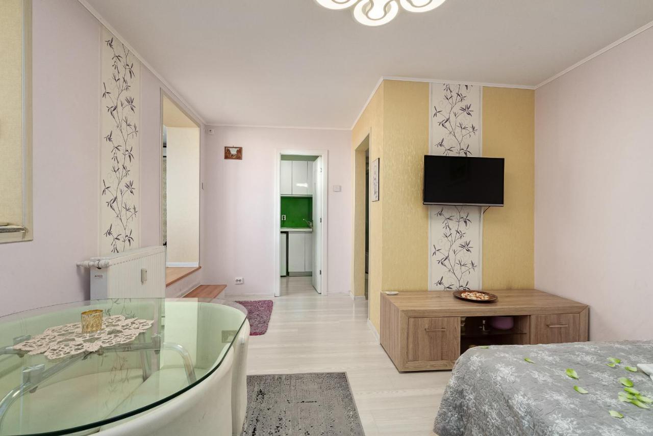 Stone Gate Apartment #1 Bukares Bagian luar foto