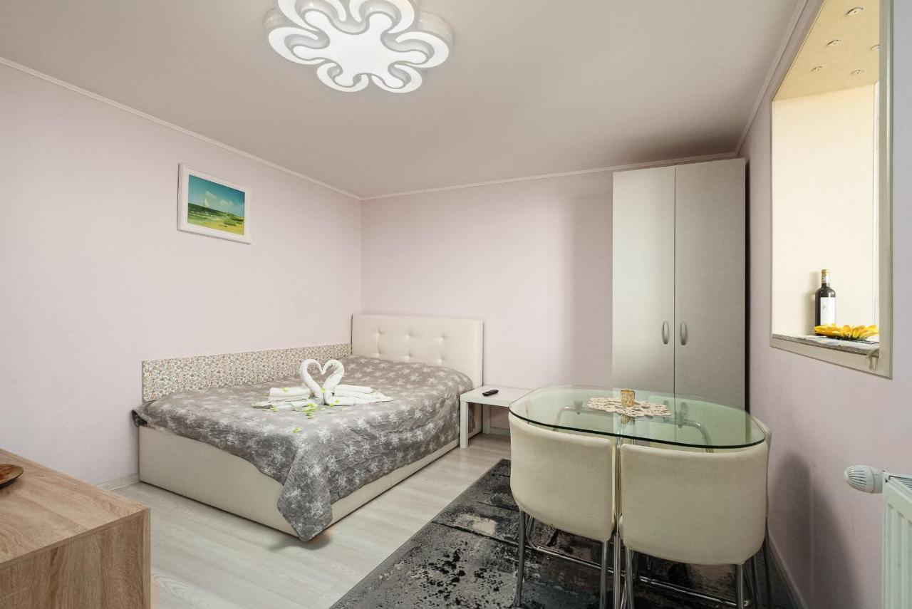 Stone Gate Apartment #1 Bukares Bagian luar foto