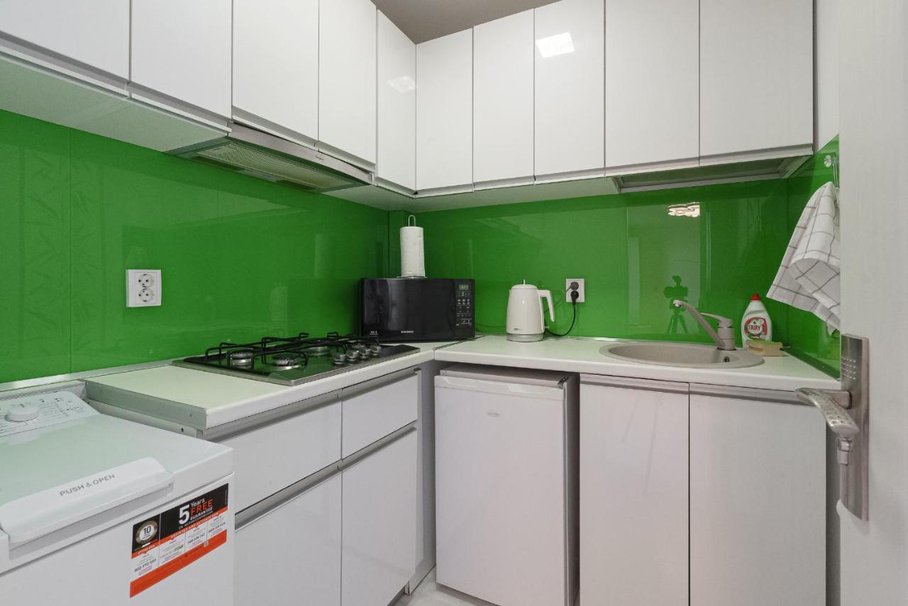 Stone Gate Apartment #1 Bukares Bagian luar foto