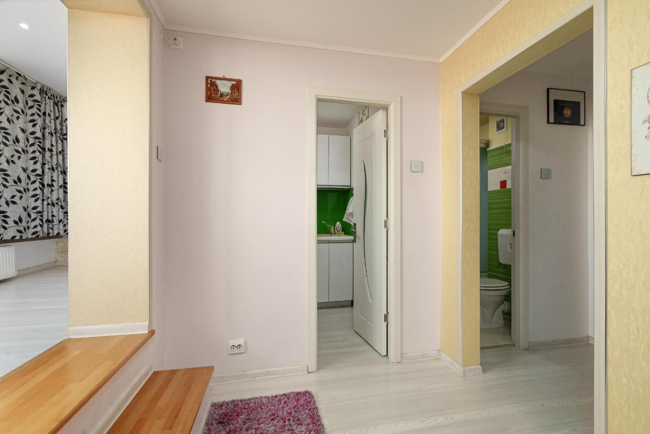 Stone Gate Apartment #1 Bukares Bagian luar foto