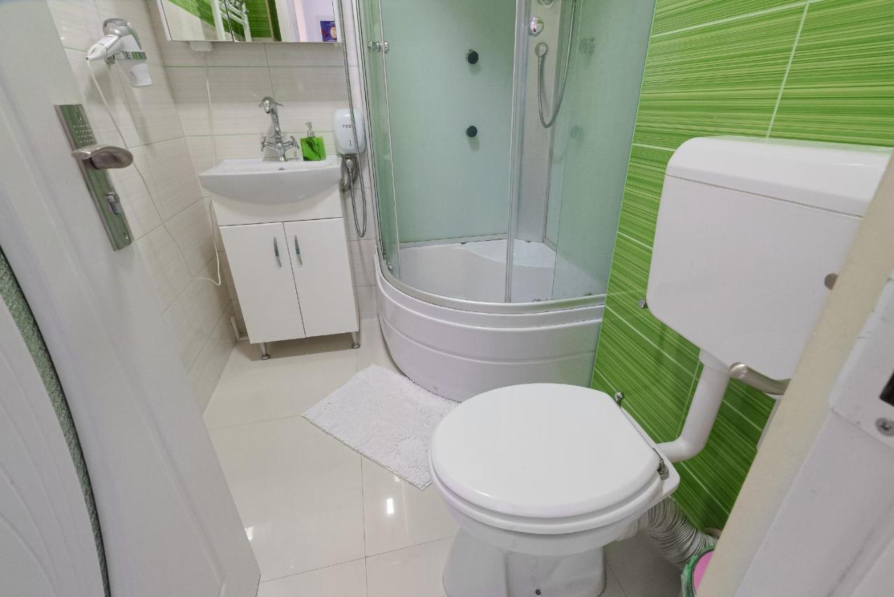 Stone Gate Apartment #1 Bukares Bagian luar foto