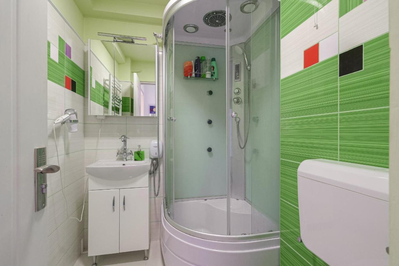 Stone Gate Apartment #1 Bukares Bagian luar foto