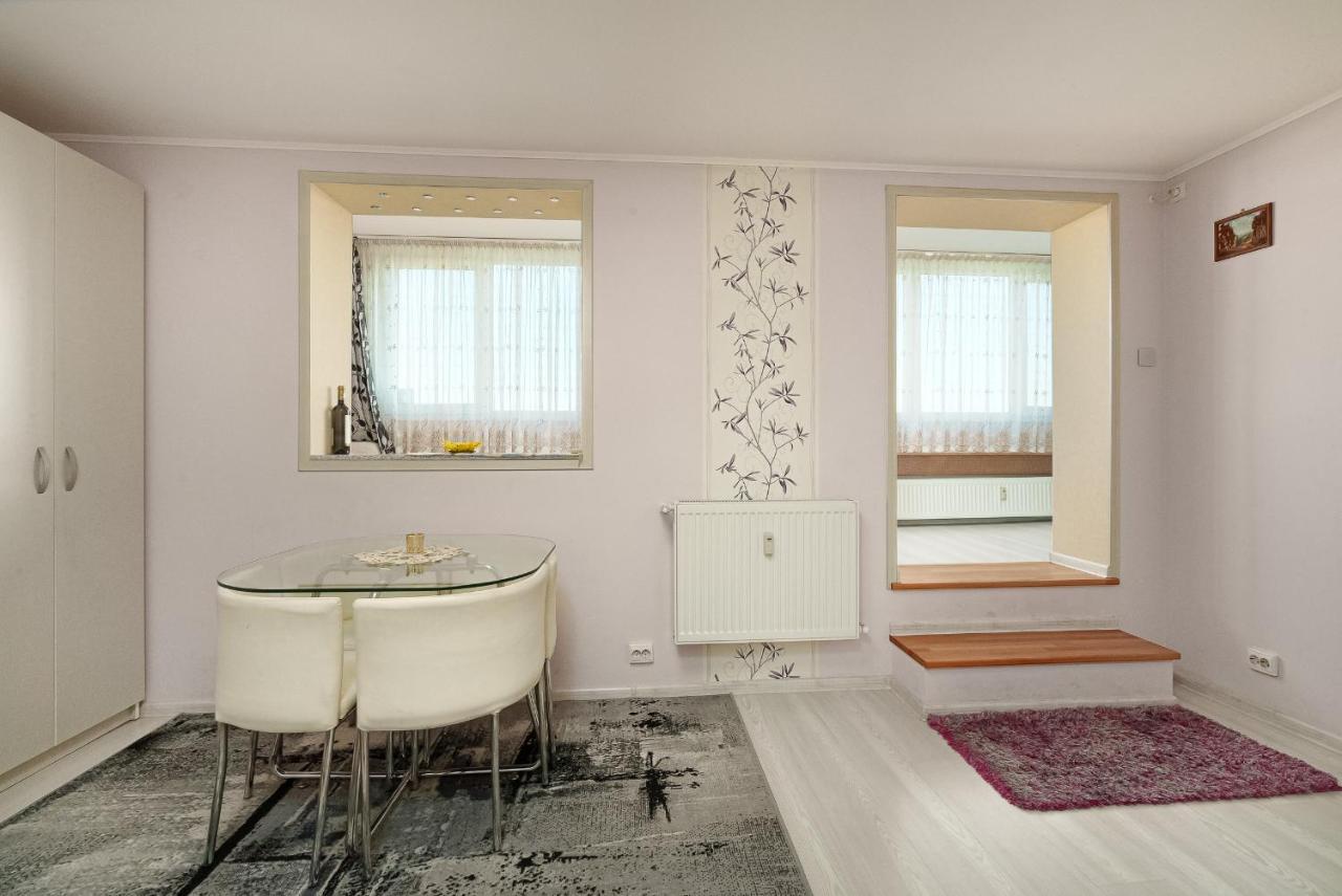 Stone Gate Apartment #1 Bukares Bagian luar foto