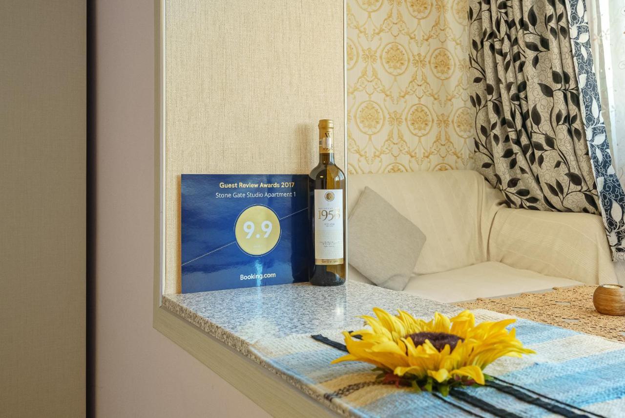 Stone Gate Apartment #1 Bukares Bagian luar foto